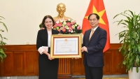 Bộ trưởng Ngoại giao Bùi Thanh Sơn trao tặng Huân chương Hữu nghị cho Đại sứ Australia Robyn Mudie
