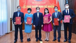 Bộ trưởng Ngoại giao Bùi Thanh Sơn trao quyết định bổ nhiệm cấp Vụ trưởng của Bộ Ngoại giao