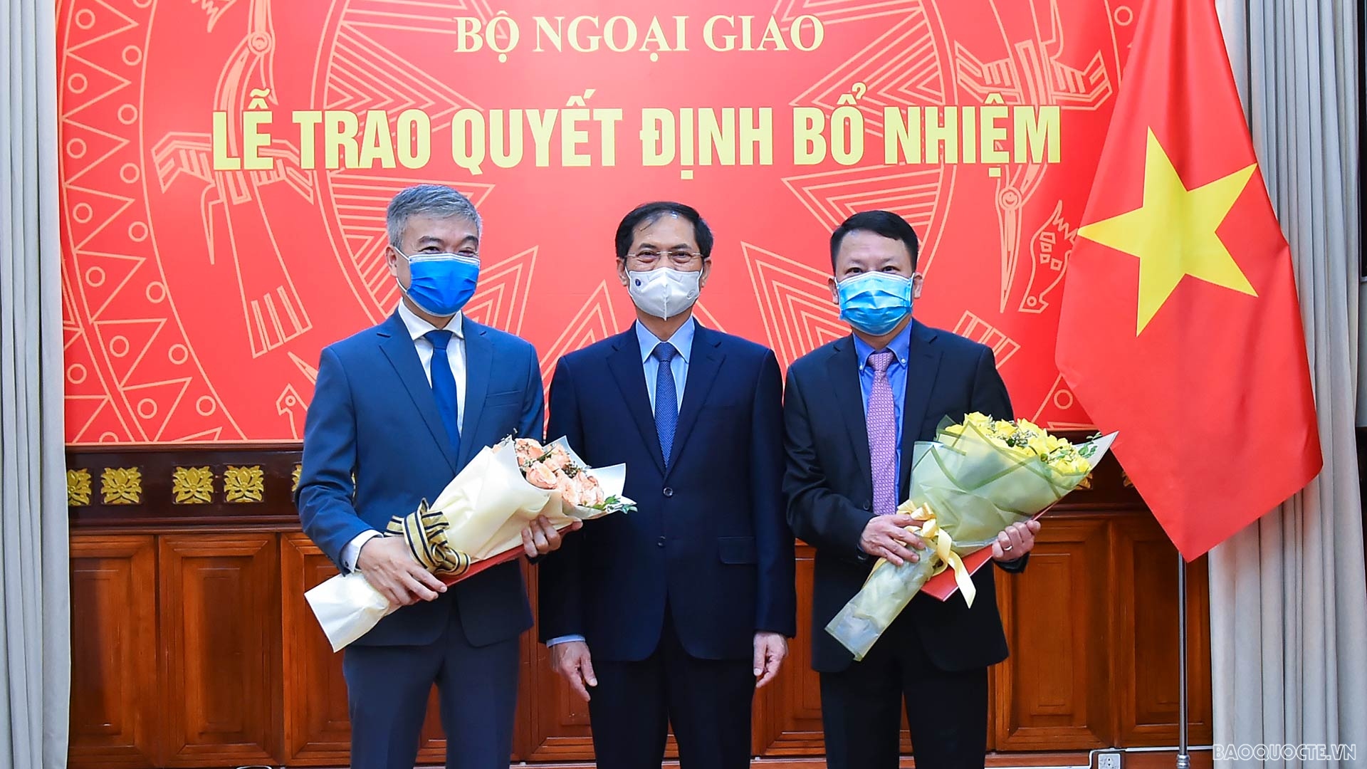 Bộ trưởng Ngoại giao Bùi Thanh Sơn trao quyết định bổ nhiệm cấp Vụ của Bộ Ngoại giao