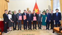 Bộ trưởng Ngoại giao Bùi Thanh Sơn trao quyết định điều động lãnh đạo cấp Vụ