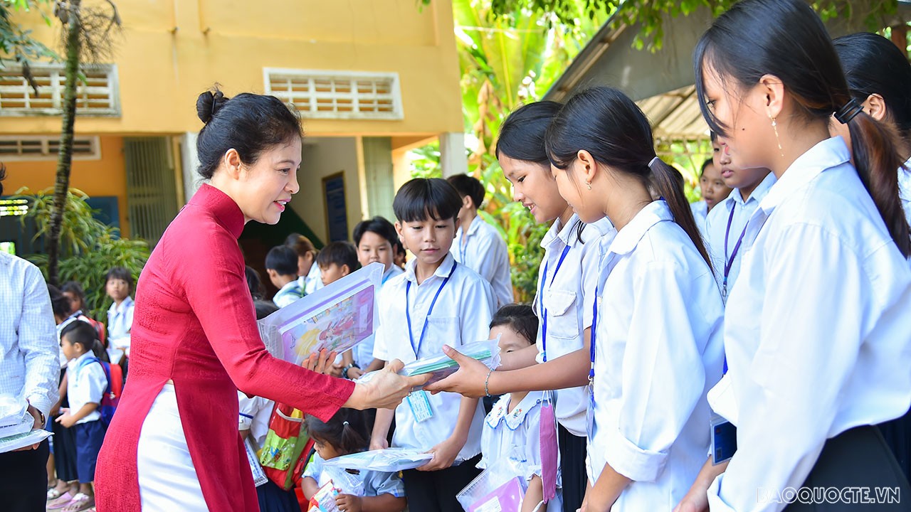 Phu nhân Bộ trưởng Ngoại giao Bùi Thanh Sơn thăm, tặng quà các học sinh Trường Tiểu học Hữu nghị Khmer - Việt Nam tại Campuchia