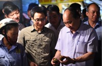 Thủ tướng Nguyễn Xuân Phúc thị sát chợ đầu mối Long Biên