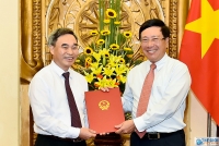 Phó Thủ tướng Phạm Bình Minh trao quyết định nghỉ hưu cho đồng chí Hồ Xuân Sơn