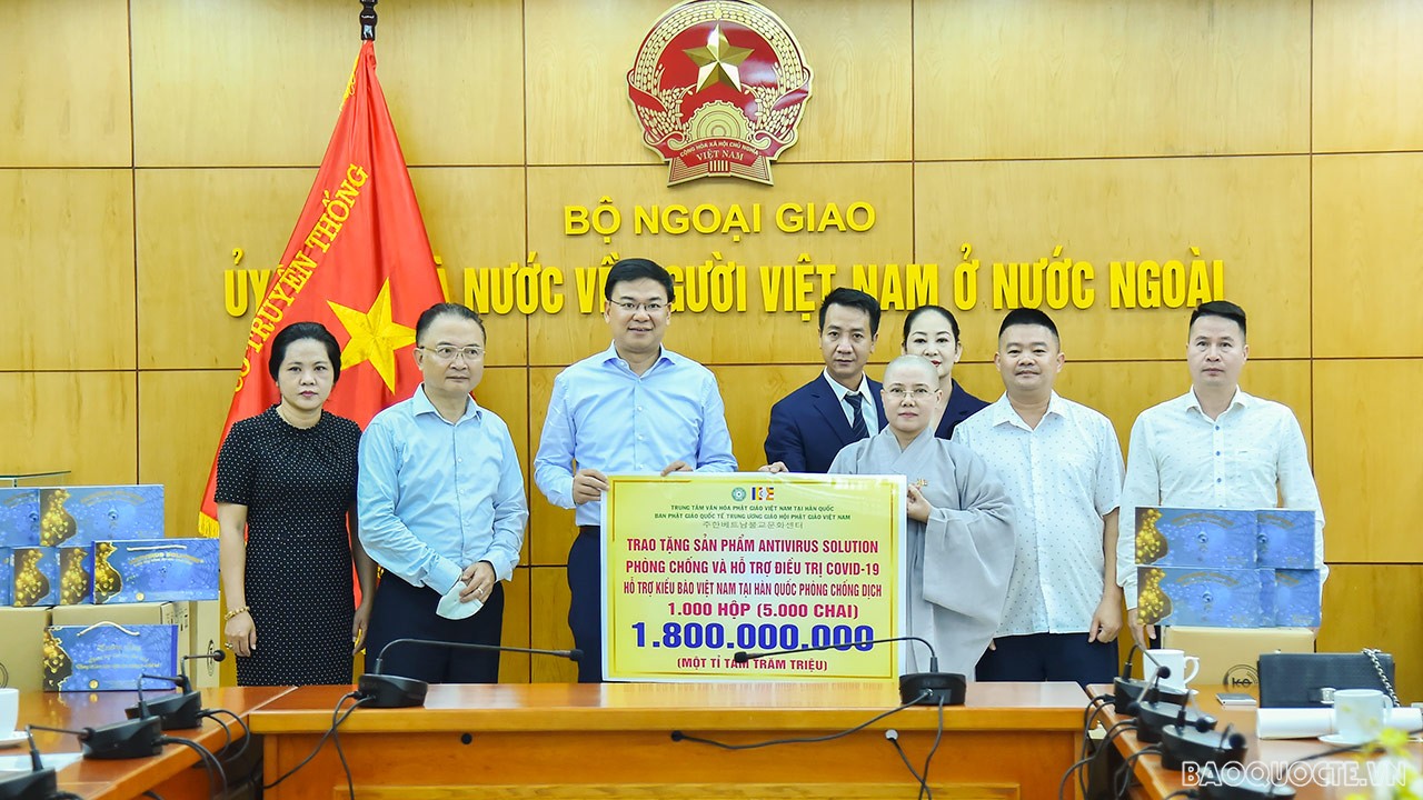 Tiếp nhận sản phẩm hỗ trợ điều trị Covid-19 cho kiều bào Việt Nam tại Hàn Quốc