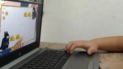 Từ vụ bé gái 8 tuổi bị bạo hành: Phía sau camera lớp học online có thể là sự cô độc của đứa trẻ