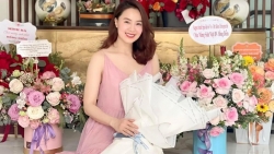 Sao Việt: Hồng Diễm đọ sắc bên hoa, NSND Thu Hà trẻ trung như thiếu nữ