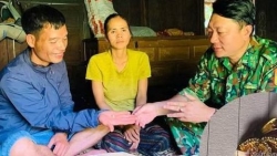 Nhặt được vàng từ hàng cứu trợ, gia đình nghèo ở Quảng Trị muốn trả lại