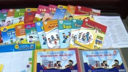 Phụ huynh ‘đỏ mắt' tìm sách giáo khoa vì giãn cách