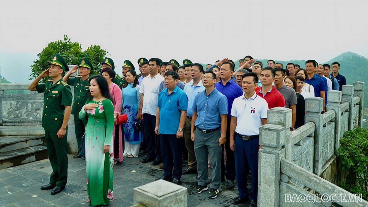 Công đoàn Bộ Ngoại giao tham dự Lễ chào cờ tại Cột cờ Lũng Cú, Hà Giang