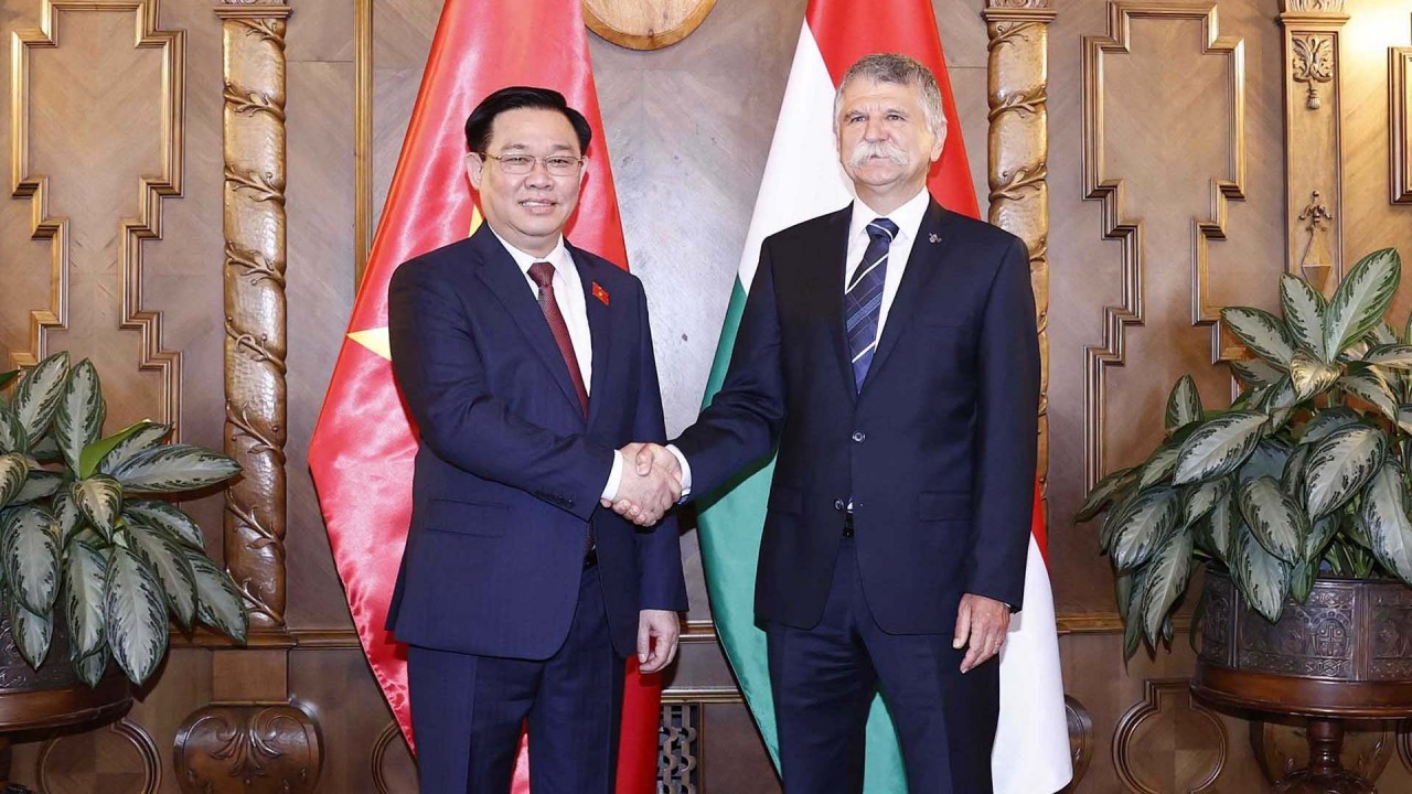 Chủ tịch Quốc hội Vương Đình Huệ thăm chính thức Hungary
