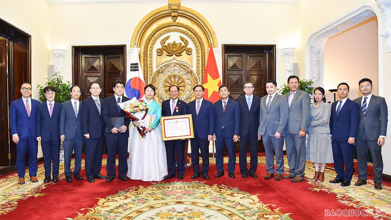 Trao Huân chương Hữu nghị cho Đại sứ Hàn Quốc tại Việt Nam Park Noh Wan
